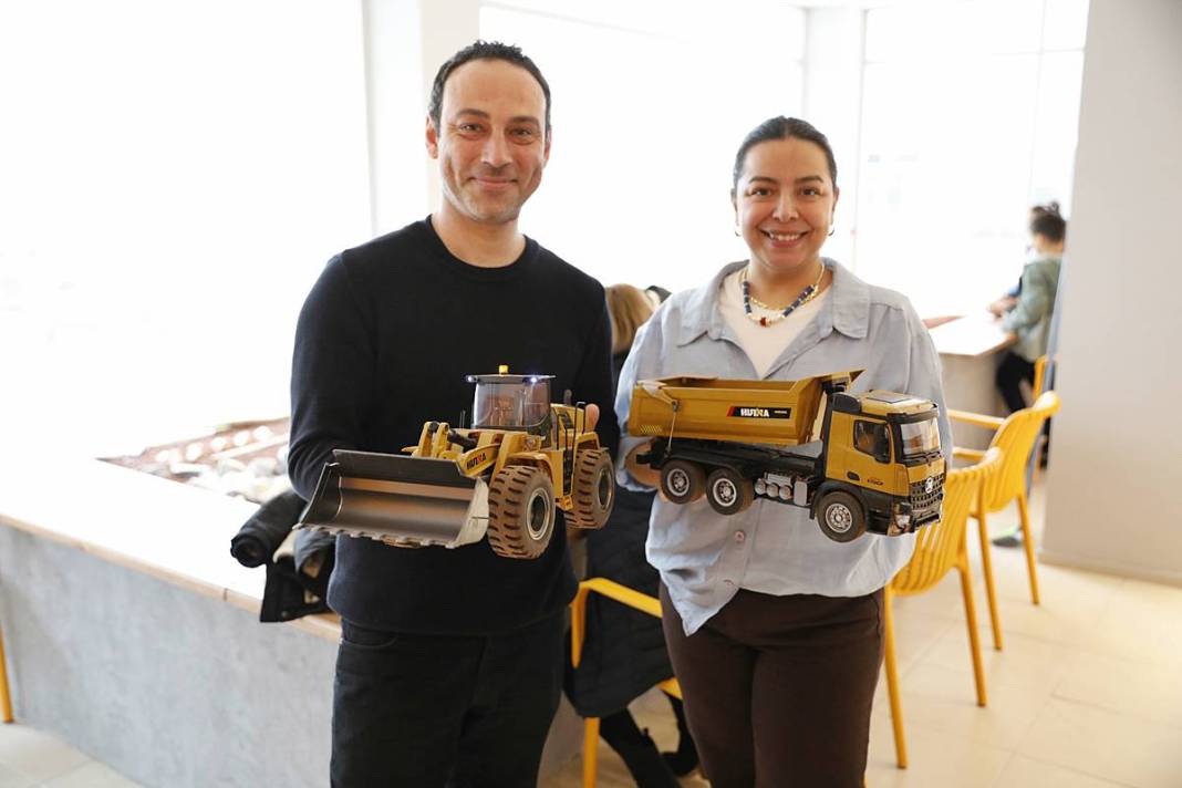 Kafenin ortasına inşaat sahası kurdular: Gençler değil yetişkinler sıraya girdi 10